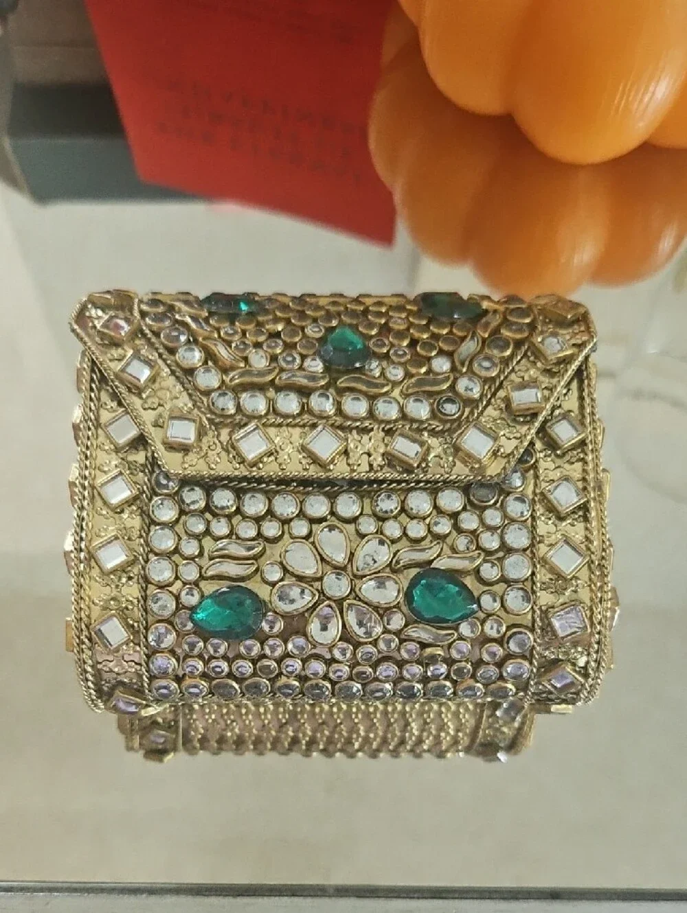 N/A elegant gold